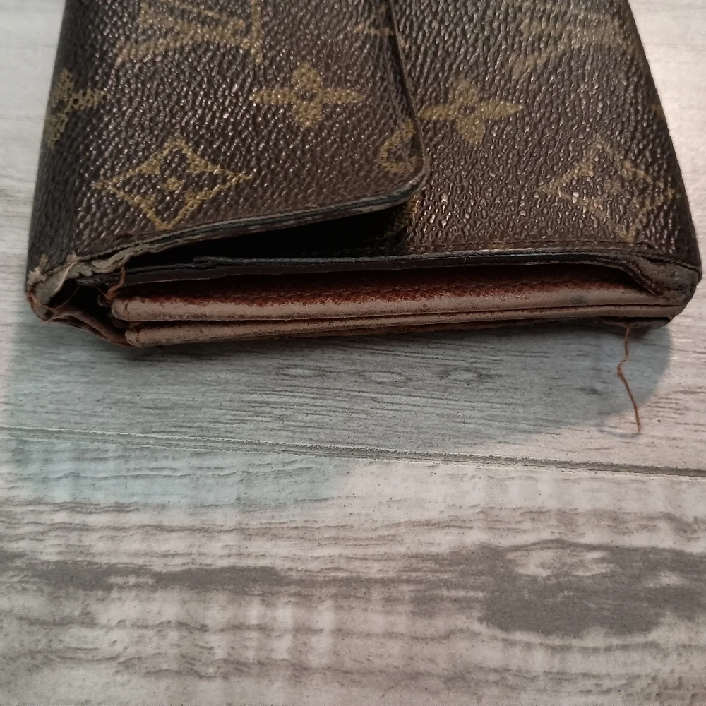 Authentic Louis Vuitton Monogram Sarah Wallet